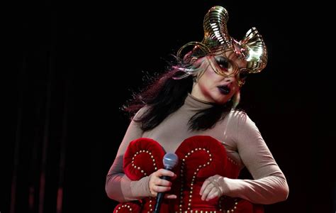 Il Concerto di beneficenza “Un Mondo Migliore” di Björk: Un inno alla solidarietà e alla musica sperimentale